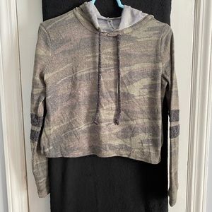 Cropped camo hoodie